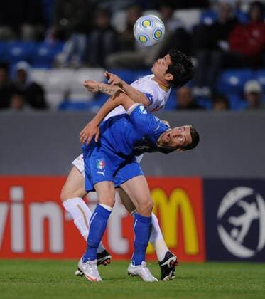 Milan Smiljanic (Serbien U21, obenauf) gegen Claudio Marchisio (Italien U21) Fußball Länderspiel Herren U 21 EM 2009, Länderspiel, U21, Junioren, Nationalteam, Nationaltrikot, Italien - Serbien 0:0 Gruppe Helsingborg Dynamik,