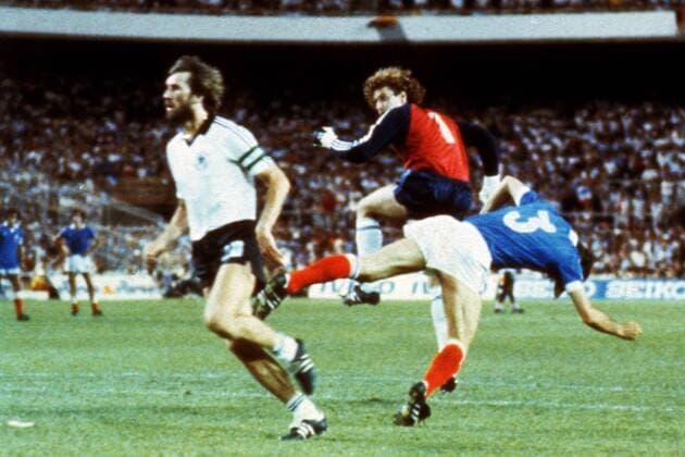 Torwart Harald Schumacher (BR Deutschland) streckt Patrick Battiston (Frankreich, re.) nieder Fußball WM Herren WM Halbfinale 1982, Länderspiel, Nationalteam, Nationaltrikot, BRD - Frankreich 8:7 i.E. Gruppe Sevilla Dynamik, Kampf,