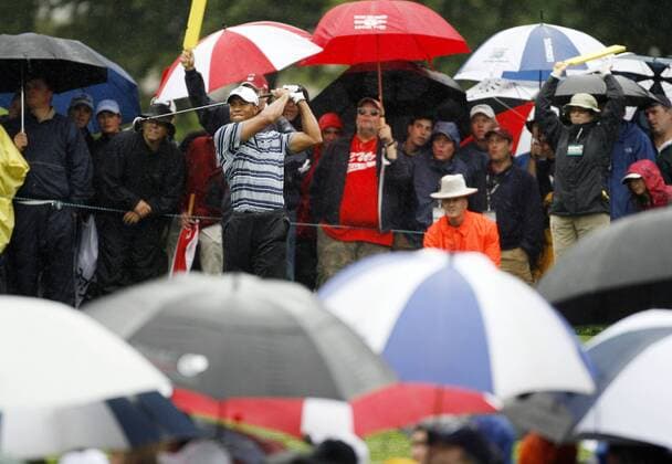 Tiger Woods (USA) schlägt inmitten der regenbeschirmten Zuschauer -  (NYP20090618101) Golf Herren US Open 2009, PGA Tour Totale Farmingdale Bethpage Komik,