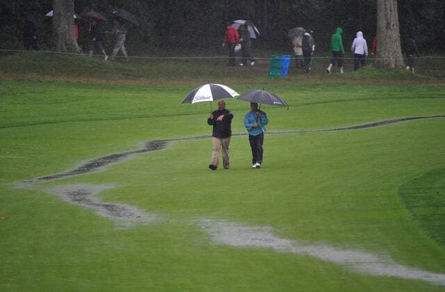 Unterbrechung bei den US Open 2009 in Bethpage - Zuschauer im regen auf dem Fairway -  (NYP20090618303) Golf Herren US Open 2009, PGA Tour Totale Farmingdale Bethpage
