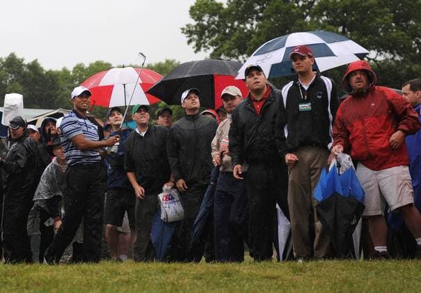 Tiger Woods (USA, li.) im Regen -  (NYP20090618327) Golf Herren US Open 2009, PGA Tour Totale Farmingdale Bethpage