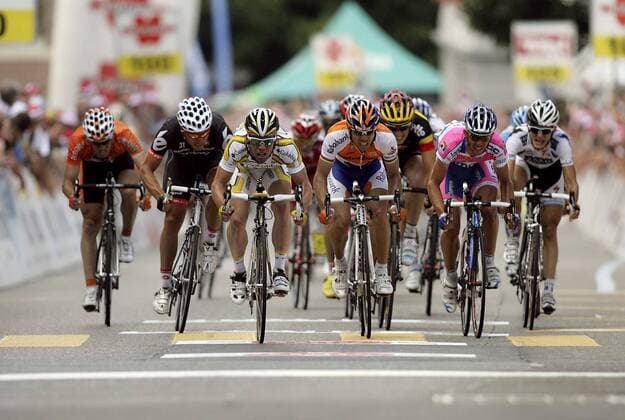 Zielankunft 6. Etappe der Tour de Suisse, v.re.: Matti Breschel (Dänemark Saxo Bank), Francesco Gavazzi (Italien Lampre), Jurgen Roelandts (Belgien Silence Lotto), Oscar Freire (Spanien Rabobank), Etappensieger Mark Cavendish ... Radsport Herren Tour de Suisse 2009, ProTour, Straßenradsport, Straße, Rad Gruppe Spurt, spurten, Sprint, sprinten, Sprintankunft, 6. Etappe: Oberriet - Bad Zurzach Dynamik,