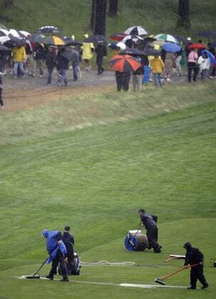 Regenpause bei den US Open 2009 - Greenkeeper versuchen mit Walzen das Wasser zu entfernen -  (NYP20090618123) Golf Herren US Open 2009, PGA Tour USA Totale Farmingdale Bethpage
