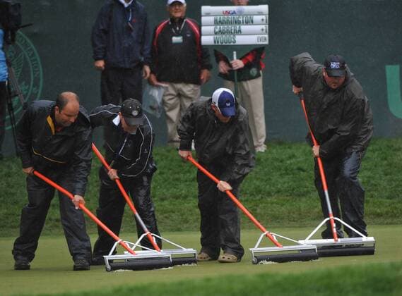 Regenpause bei den US Open 2009 - Greenkeeper versuchen mit Walzen das Wasser zu entfernen -  (NYP20090618312) Golf Herren US Open 2009, PGA Tour Gruppe Farmingdale Bethpage