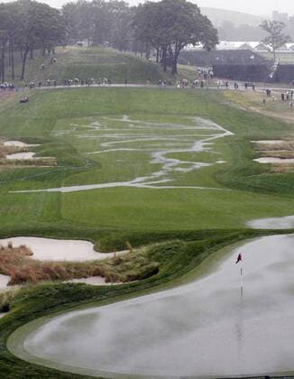 Regenpause bei den US Open 2009 - Loch 18 des Bethpage Black Course in Farmingdale unter Wasser -  (NYP20090618127) Golf Herren US Open 2009, PGA Tour Totale Farmingdale Bethpage