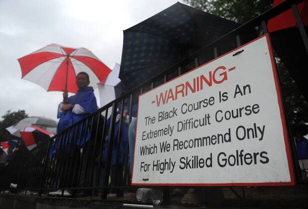 Warning - Der Bethpage Black Course in Farmingdale ist für seine Schwierigkeit berühmt und bekommt daher ein Warnschild -  (NYP20090618326) Golf Herren US Open 2009, PGA Tour, Einzelbild Farmingdale Bethpage Komik,