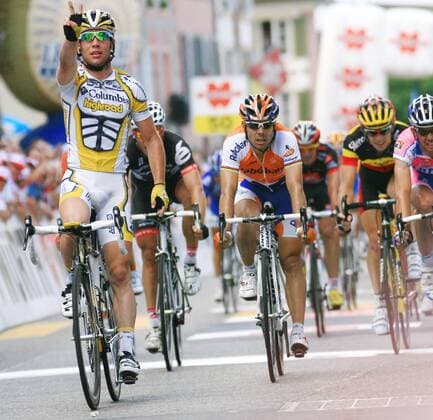 Mark Cavendish (Großbritannien Columbia High Road, li.) gewinnt die 6. und damit seine zweite Etappe bei der Tour de Suisse 2009 Radsport Herren Tour de Suisse 2009, Straßenradsport, Straße, Rad ProTour Gruppe 6. Etappe: Oberriet - Bad Zurzach Freude, 