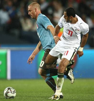 Daniele de Rossi (Italien, li.) gegen Mohamed Shawky (Ägypten) -  Fußball Länderspiel Herren Confed Cup 2009, Nationalteam, Nationaltrikot Gruppe Johannesburg