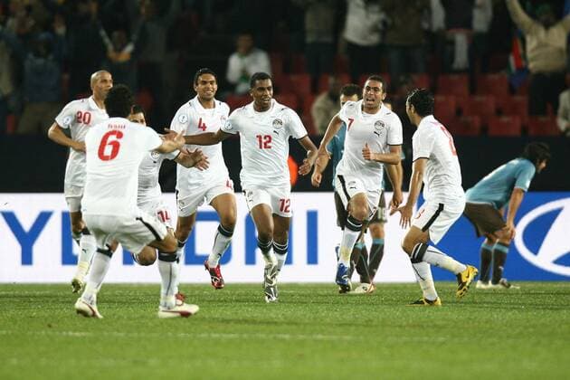 Torjubel Ägypten - Torschütze Mohamed Homos lässt sich von seinen Mitspielern feiern -  Fußball Länderspiel Herren Confed Cup 2009, Nationalteam, Nationaltrikot Gruppe Johannesburg Freude,