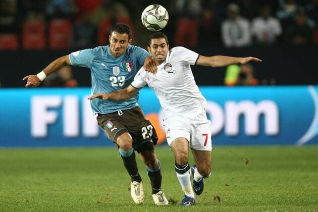 Fabio Quagliarella (Italien, li.) gegen Ahmed Fathi (Ägypten) -  Fußball Länderspiel Herren Confed Cup 2009, Nationalteam, Nationaltrikot Gruppe Johannesburg Dynamik, Kampf,