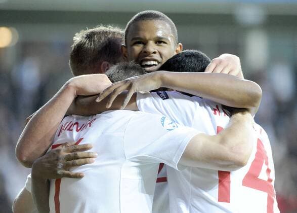 Torjubel England U21, u.a.: Torschütze Fraizer Campbell (2.v.re.) -  Fußball EM Herren U21 EM 2009 U 21, Länderspiel, Nationalmannschaft, Nationaltrikot Gruppe Göteborg Freude,