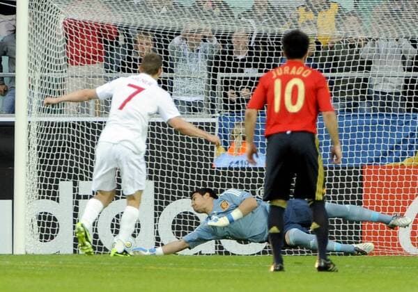 Torwart Sergio Asenjo (Spanien U21) hält einen Elfmeter von James Milner (England U21, li.) -  Fußball EM Herren U21 EM 2009, U 21, Länderspiel, Nationalmannschaft, Nationaltrikot, Spanien - England 0:2 Gruppe Göteborg Abwehr, Dynamik,
