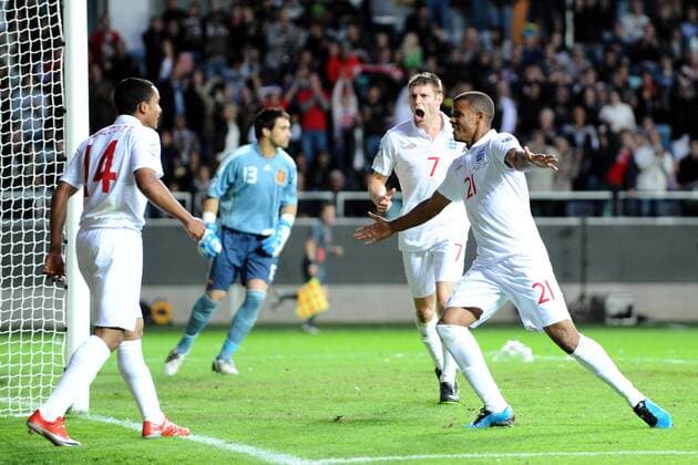 Torjubel England U21, v.re.: Fraizer Campbell, James Milner und Theo Walcott -  Fußball EM Herren U 21 EM 2009, U21, Länderspiel, Nationalmannschaft, Nationaltrikot Gruppe Göteborg Freude,