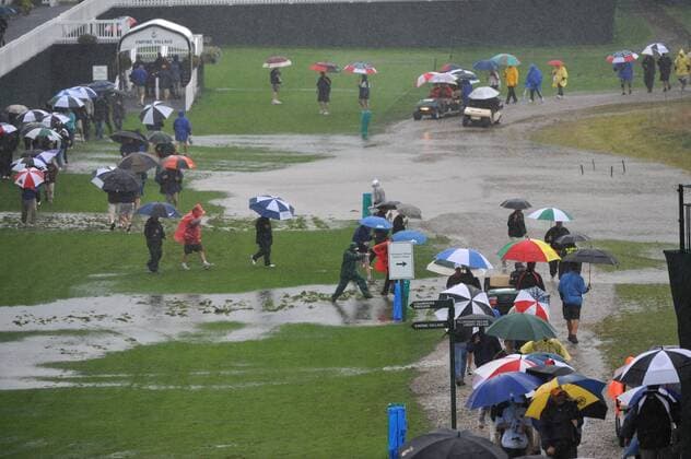 US Open 2009 - Golffans treten den Heimweg an, nachdem der Golfplatz in Farmingdale von Wassermassen überfluteten wird -  (NYP20090618341) Golf Herren US Open 2009, PGA Tour, Bodenverhältnisse, Platzverhältnisse, Golfplatz Platz Anlage Golfanlage Totale Fan, Publikum, Golfclub Club Kurs Golfkurs Bethpage Black, Farmingdale