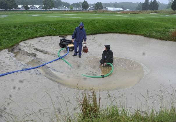 US Open 2009 - Aufgrund starker Regenfälle pumpen Helfer das Wasser aus einem Sandbunker des Golfplatzes in Farmingdale -  (NYP20090618331) Golf Herren US Open 2009, PGA Tour, Bodenverhältnisse, Platzverhältnisse, Golfplatz Platz Anlage Golfanlage Totale Golfclub Club Kurs Golfkurs, Bunker, Sanbunker Bethpage Black, Farmingdale, Wasserpumpe