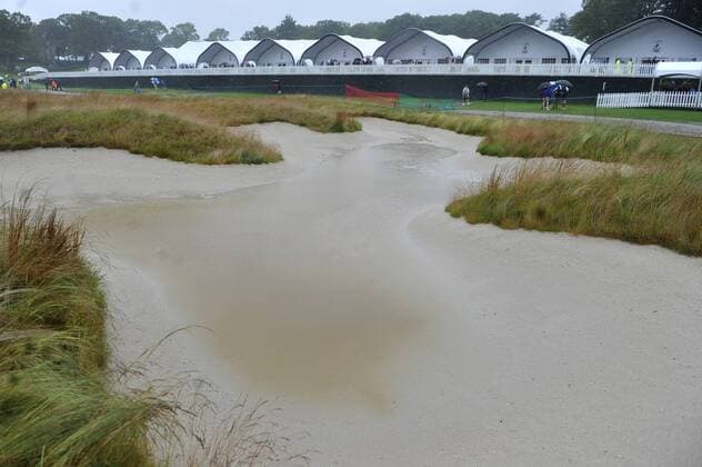 Überschwemmter Sandbunker auf dem Golfplatz in Farmingdale, Austragungsort der US Open 2009 -  (NYP20090618332) Golf Herren US Open 2009, PGA Tour, Bodenverhältnisse, Platzverhältnisse, Golfplatz Platz Anlage Golfanlage Totale Golfclub Club Kurs Golfkurs, Bunker, Sanbunker Bethpage Black, Farmingdale,