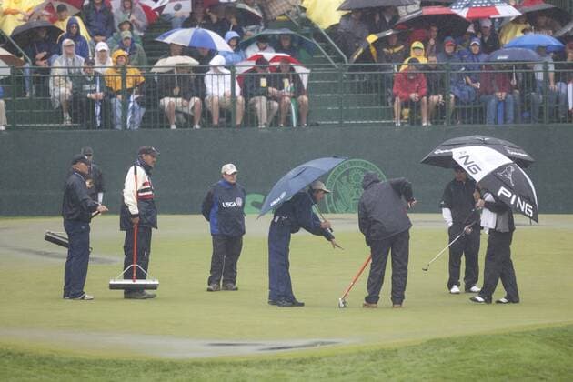 USGA Mitarbeiter untersuchen die Bespielbarkeit des Bethpage Black Course in Farmingdale, Austragungsort der US Open 2009 - (Icon43909061811325) Golf Herren US Open 2009, PGA Tour, Bodenverhältnisse Platzverhältnisse Gruppe Bethpage Black Course Bethpage, Farmingdale EDITORIAL USE ONLY