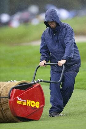 Greenkeeper des Bethpage Black Course in Farmingdale, Austragungsort der US Open 2009, bearbeitet den Golfplatz mit einem Water Hog - (Icon43909061811339) Golf Herren US Open 2009, PGA Tour, Bodenverhältnisse Platzverhältnisse Einzelbild Schriftzug Bethpage, Farmingdale EDITORIAL USE ONLY
