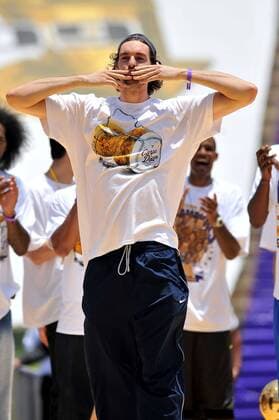 Pau Gasol (Los Angeles Lakers) verteilt Handküsse bei der Meisterfeier 2009 - (ZUMAcl1) Basketball Herren NBA 2008 2009, Los Angeles Lakers, LA, L A, Feier, Meisterfeier Einzelbild Los Angeles Freude,