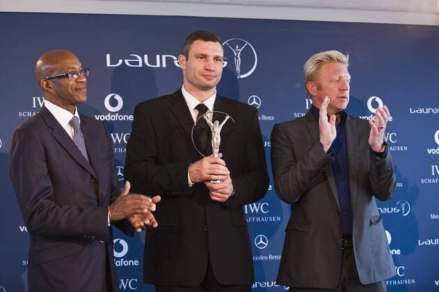 Vitali Klitschko (Ukraine, Mitte) wird durch Boris Becker (Deutschland, re.) und Edwin Moses (USA) mit dem Laureus World Comeback of the Year Award ausgezeichnet Boxen Herren Laureus World Sports Awards 2009, Sportlerwahl, Wahl, Boxsport, Profiboxen, Vdig o0 des Jahres Gruppe Dortmund