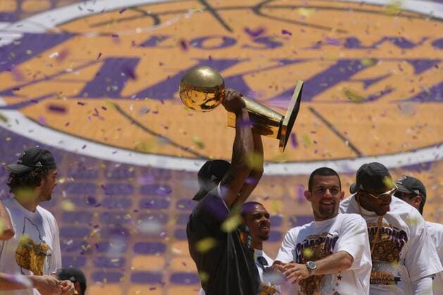Kobe Bryant (2.v.li.) feiert den Gewinn der US amerikanischen Meisterschaft 2009 mit der Larry O Brien Trophäe, Pau Gasol (beide Los Angeles Lakers, li.) schaut zu - (Icon5920906172306) Basketball Herren NBA 2008 2009, US amerikanische Meisterschaft, Meister, Vdig Gruppe Los Angeles, LA, L.A. Freude, EDITORIAL USE ONLY
