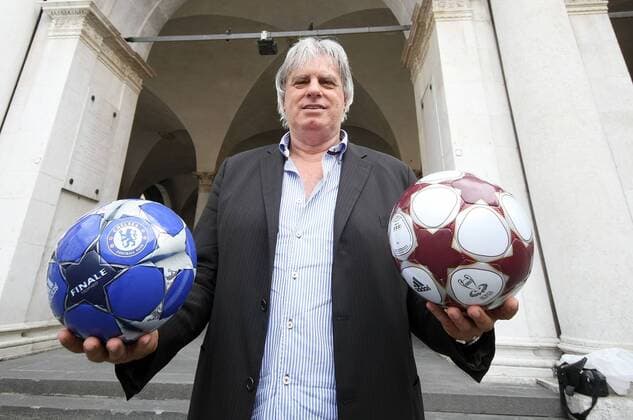 TV Moderator Luigi Maifredi (Italien) präsentiert zwei Adidas Bälle, einem mit dem Logo von Chelsea FC London und einen mit dem Logo des Champions League Finales 2009 in Rom -  Fußball Herren Fotoshooting 2009, Vdig Einzelbild Journalist Brescia