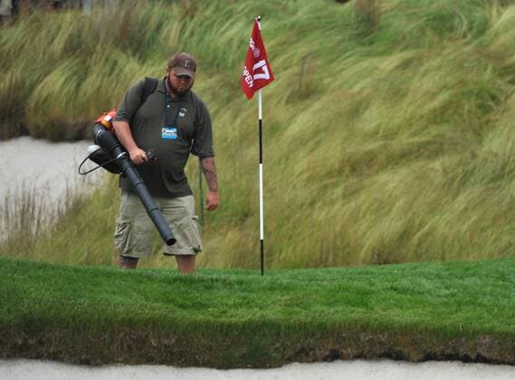 Helfer trocknet das Grün während der US Open 2009 -  (NYP20090619305) Golf Herren US Open 2009, PGA Tour Einzelbild Farmingdale Bethpage