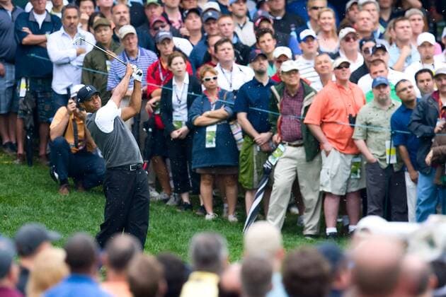 Tiger Woods (USA) von Zuschauern beobachtet - (ZUMAcs7) Golf Herren US Open 2009, PGA Tour Totale Farmingdale Bethpage