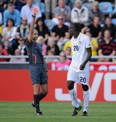 Mario Balotelli (Italien U21) bekommt von FIFA Schiedsrichter Tony Chapron (Frankreich) die rote Karte Fußball Länderspiel Herren U 21 EM 2009, U21, Nationalteam, Nationaltrikot, Vdig Gruppe Helsingborg
