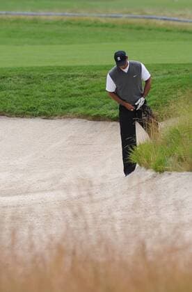 Tiger Woods (USA) im Sandbunker -  (NYP20090619333) Golf Herren US Open 2009, PGA Tour Einzelbild Farmingdale Bethpage