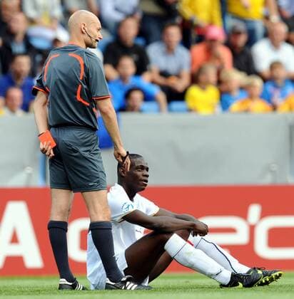 FIFA Schiedsrichter Tony Chapron (Frankreich) zeigt Mario Balotelli (Italien U21) die rote Karte -  Fußball EM Herren U21 EM 2009, U 21, Länderspiel, Nationalteam, Nationaltrikot, Gruppe Helsingborg
