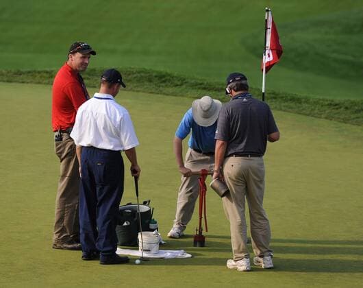 Platzpfleger der US Open 2009 versetzen kurzfristig Loch 18 und fräsen dafür eine neue Vertiefung in das Grün -  (NYP20090619361) Golf Herren US Open 2009, PGA Tour, Vdig Gruppe Farmingdale Bethpage