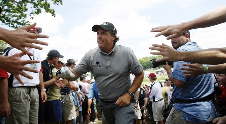Phil Mickelson (USA) klatscht mit seinen Fans ab -  (NYP20090619137) Golf Herren US Open 2009, PGA Tour, Vdig Gruppe Farmingdale Bethpage