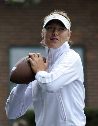 Maria Sharapova (Rußland) erwärmt sich mit einem American Football -  Tennis Damen All England Championships 2009, Grand Slam, WTA Tour, Training Einzelbild Wimbledon London