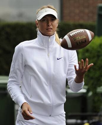 Maria Sharapova (Rußland) erwärmt sich mit einem American Football -  Tennis Damen All England Championships 2009, Grand Slam, WTA Tour, Training Einzelbild Wimbledon London