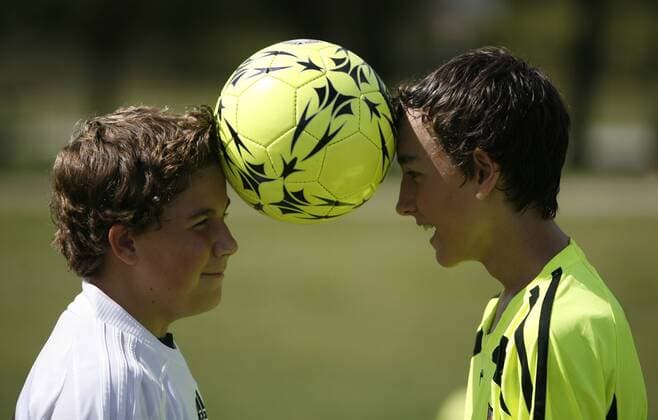 Kopfball mal anders - Josh Jones (li.) und Gavin Weems, Teilnehmer des Challenger Sports British Soccer Camps - (ZUMAs70) Fußball Herren Challenger Sports British Soccer Camp 2009, Jugend, Nachwuchs, Jugendfußball, Nachwuchsfußball, Gruppe New Port Richey