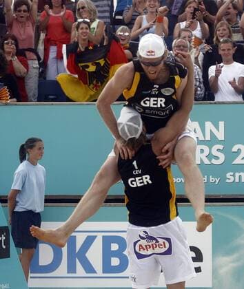 Jonas Reckermann (obenauf) und Julius Brink (beide Deutschland) jubeln nach dem Sieg bei den German Masters 2009 Beachvolleyball Herren German Masters 2009, Beach, European Championship Tour Gruppe Berlin Begeisterung, Freude,