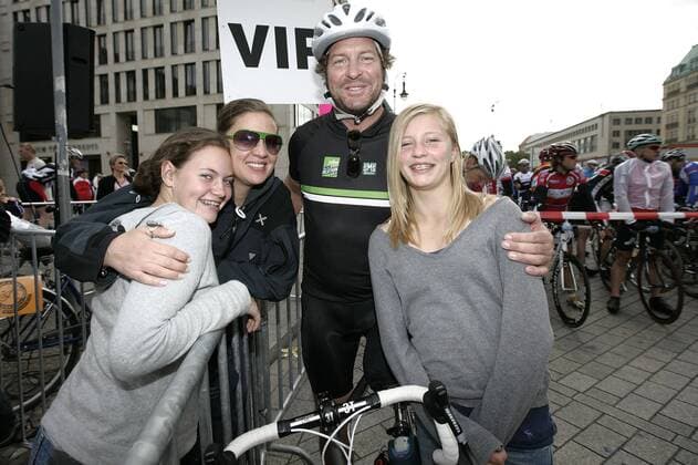 Schauspielerin Luna Marie Schweiger (re.), Designerin Dana Schweiger (2.v.li., beide Deutschland) und Stephen Sumner (Kanada), Vorbild für den Film Phantomschmerz, am Rande des Skoda Velothons Radsport Herren Skoda Velothon 2009, Straßenradsport, Straße, Rad, Jedermann Rennen, Jedermannrennen Gruppe Berlin Freude,