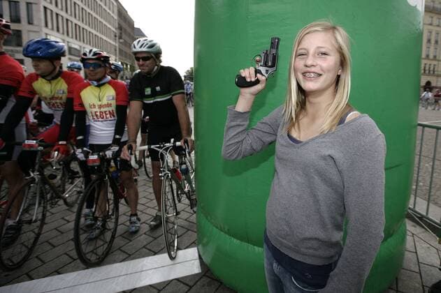Schauspielerin Luna Marie Schweiger (Deutschland) mit der Pistole am Start des Skoda Velothons Radsport Herren Skoda Velothon 2009, Straßenradsport, Straße, Rad, Freizeit, Freizeitsport, Freizeitsportler Einzelbild Jedermann Rennen, Jedermannrennen Berlin Freude,