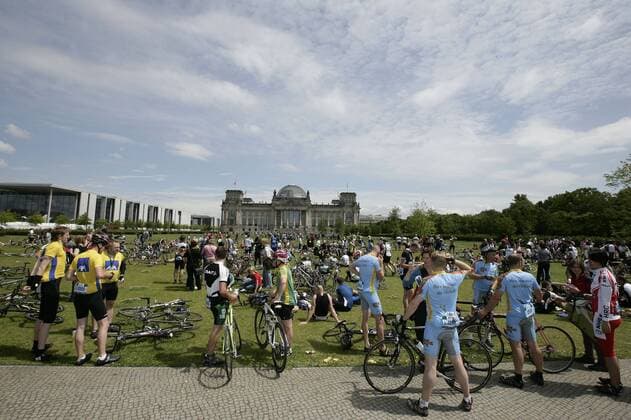 Teilnehmer des Skoda Velothons relaxen vor dem Berliner Reichstag Radsport Herren Skoda Velothon 2009, Straßenradsport, Straße, Rad, Freizeit, Freizeitsport, Freizeitsportler Totale Jedermann Rennen, Jedermannrennen Berlin