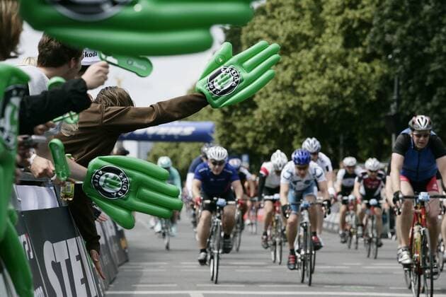 Zuschauer feuern mit Winkehänden die Teilnehmer des Skoda Velothons an Radsport Herren Skoda Velothon 2009, Straßenradsport, Straße, Rad, Freizeit, Freizeitsport, Freizeitsportler Totale Jedermann Rennen, Jedermannrennen Berlin