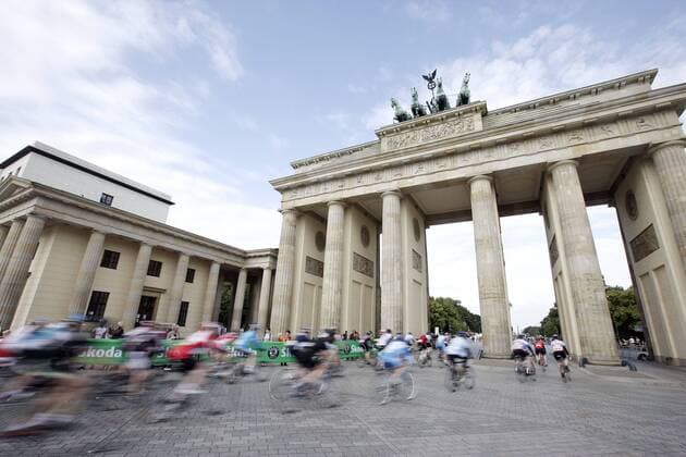 Teilnehmer des Skoda Velothons auf dem Weg durch das Brandenburger Tor Radsport Herren Skoda Velothon 2009, Straßenradsport, Straße, Rad, Freizeit, Freizeitsport, Freizeitsportler Totale Jedermann Rennen, Jedermannrennen Berlin