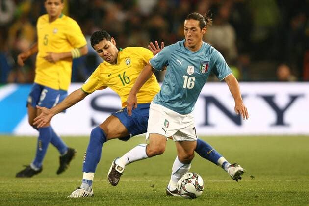 Mauro Camoranesi (Italien, re.) gegen Andre Santos (Brasilien) -  Fußball Länderspiel Herren Confed Cup 2009, Brasilien - Italien Gruppe Pretoria Tshwane Dynamik,