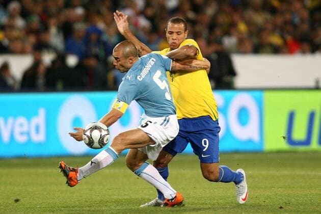 Luis Fabiano (Brasilien, re.) gegen Fabio Cannavaro (Italien) -  Fußball Länderspiel Herren Confed Cup 2009, Brasilien - Italien Gruppe Pretoria Tshwane Dynamik,