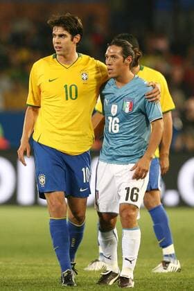 Kaka (Brasilien, li.) umarmt Mauro Camoranesi (Italien) -  Fußball Länderspiel Herren Confed Cup 2009, Brasilien - Italien Gruppe Pretoria Tshwane Kameradschaft,