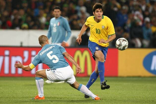 Kaka (Brasilien, re.) gegen Fabio Cannavaro (Italien) -  Fußball Länderspiel Herren Confed Cup 2009, Brasilien - Italien Gruppe Pretoria Tshwane Dynamik,