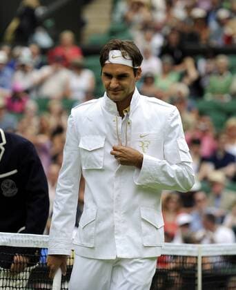 Roger Federer (Schweiz) - Einmarsch im weißen Nike Dress mit seinen Initialen Tennis Herren All England Championships 2009, ATP Tour, Grand Slam, Einzelbild Wimbledon o0 Weste London