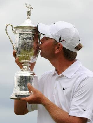 Lucas Glover (USA) küsst die Trophäe bei der Siegerehrung - er gewinnt die US Open 2009 -  (NYP20090622330) Golf Herren US Open 2009, PGA Tour Einzelbild Farmingdale Bethpage Freude,