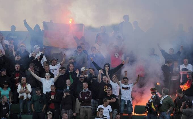 Fans aus Deutschland zünden bengalisches Feuer Fußball Länderspiel Herren U21 EM 2009, U 21, Nationalteam Totale Halmstad Spannung,