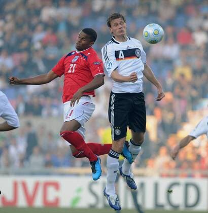 Benedikt Höwedes (Deutschland U21, re.) gegen Fraizer Campbell (England U21) Fußball Länderspiel Herren U21 EM 2009, U 21, Nationalteam, Nationaltrikot Gruppe Halmstad Dynamik,